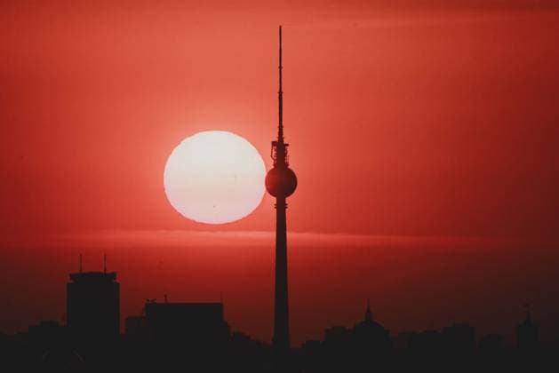 IMAGO Creative, Jahreszeit Sommer, Hitze Der Sonnenaufgang zeichnet sich ab hinter der Stadtsilhouette mit dem Fernsehturm in Berlin, 04.09.2024. Berlin Deutschland *** The sun rises behind the city skyline with the television tower in Berlin, 04 09 2024 Berlin Germany Copyright: xFlorianxGaertner photothek.dex