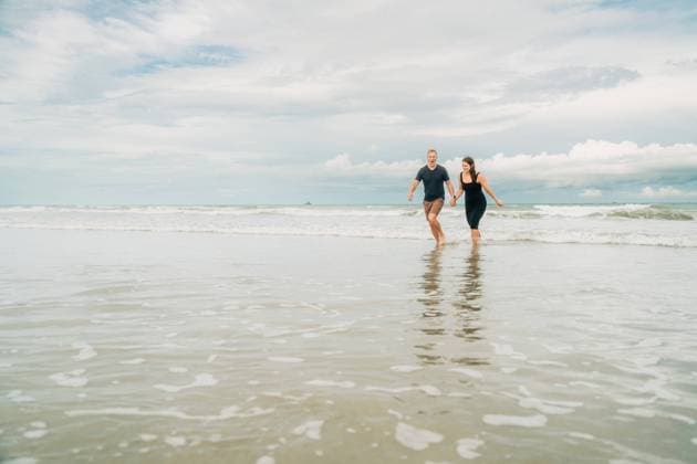 Creative Highlights Symbolbilder Couple running playfully along the shoreline, holding hands Cocoa Beach, Florida, United States CR_FKNH240903-1526788-01 ,model released, Symbolfoto