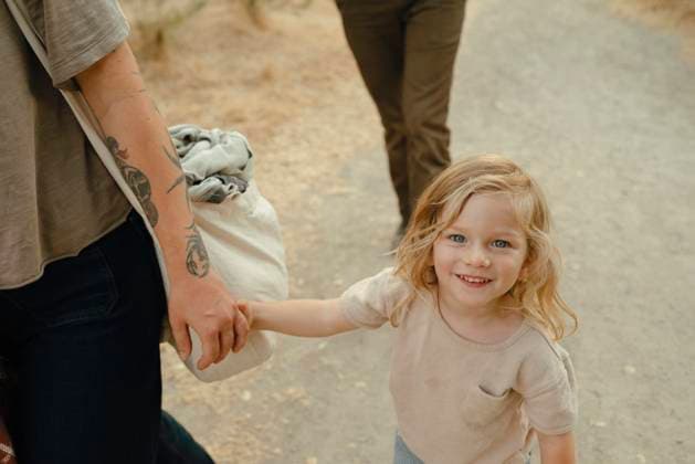 child with blonde hair holding moms hand San Diego, California, United States CR_QCYJ240902-1516521-01 ,model released, Symbolfoto