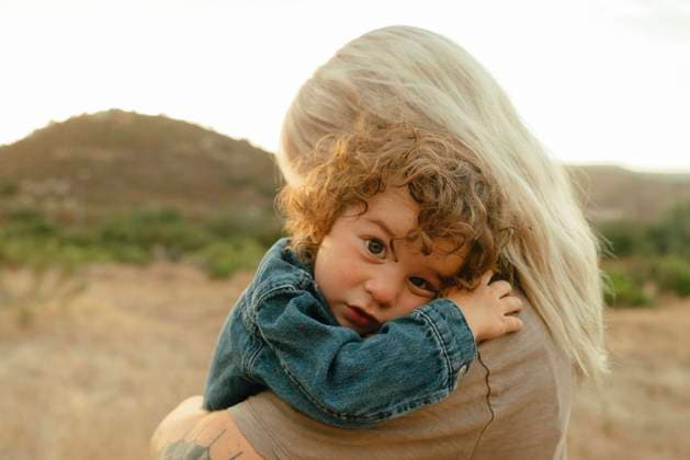 Creative Highlights Symbolbilder Blonde mom snuggles baby with brown curly hair in mountains San Diego, California, United States CR_QCYJ240902-1516570-01 ,model released, Symbolfoto