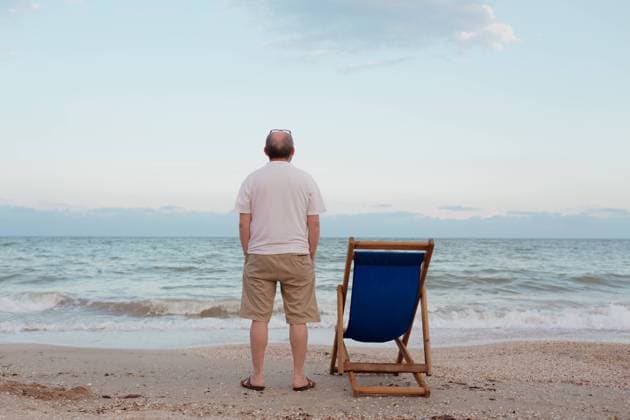 Creative Highlights Symbolbilder Man admires sky and sea near sun lounger on seashore Ukrainka, Kyiv Oblast, Ukraine R_CUKS210902-825691-01 ,model released, Symbolfoto