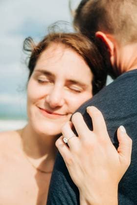 Creative Highlights Symbolbilder Woman embracing a man with a visible engagement ring Cocoa Beach, Florida, United States R_FKNH240903-1526758-01 ,model released, Symbolfoto