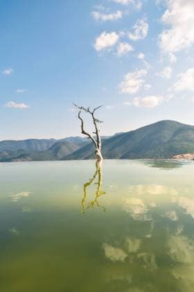 Creative Highlights World Hierve el agua landscape of petrified waterfall in Oaxaca, Mexico Oaxaca, Oaxaca, Mexico R_MOHY24090322-1531056-01