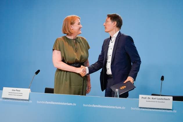 News Themen der Woche KW36 News Bilder des Tages Pressekonferenz Pflegeassistenz: Paus und Lauterbach stellen Gesetzentwurf vor Pressekonferenz von Bundesministerin Lisa Paus und Bundesminister Karl Lauterbach zur Einführung einer bundesweit einheitlichen 18-monatigen Ausbildung zur Pflegeassistenz (Pflegefachassistenzeinführungsgesetz) Berlin Berlin GER *** Press conference on nursing assistance Paus and Lauterbach present draft bill Press conference by Federal Minister Lisa Paus and Federal Minister Karl Lauterbach on the introduction of a nationwide standardized 18-month training course for nursing assistance Nursing Assistant Introduction Act Berlin Berlin GER