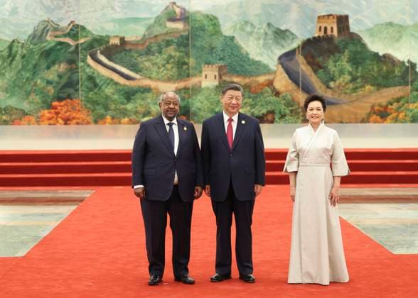 (240904) -- BEIJING, Sept. 4, 2024 -- Chinese President Xi Jinping and his wife Peng Liyuan pose for a group photo with Djiboutian President Ismail Omar Guelleh before a welcome banquet held at the Great Hall of the People in Beijing, capital of China, Sept. 4, 2024. Xi and his wife Peng Liyuan hosted the banquet here on Wednesday to welcome the guests attending the 2024 Summit of the Forum on China-Africa Cooperation (FOCAC). ) (FOCAC)CHINA-BEIJING-FOCAC SUMMIT-WELCOME BANQUET (CN) JuxPeng 