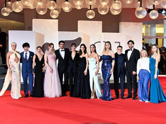 Entertainment Bilder des Tages Venice, 81st Venice Film Festival 2024 - Eighth Evening, Red Carpet of the Film Diva Futura . In the photo Cast and crew including Lidija Kordic, Tesa Litvan, Pietro Castellitto, Director Giulia Steigerwalt, Barbara Ronchi, Denise Capezza and Davide Lachini the cast of the film with the Caroletti Hanger family  Copyright: xManuelexMangiarottix xipa-agencyx xPoolxPhotoxEventsx04x IPA_Agency_IPA49357722