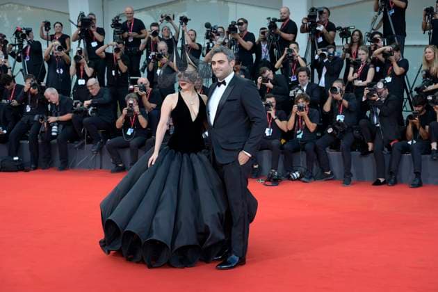 Entertainment Bilder des Tages Joker Folie a Deux red carpet Michael Polansky (l) and Lady Gaga (r) attend at the red carpet of the movie Joker Folie a Deux at 81st Venice Film Festival in Venice Lido. Venice Lido Italy Copyright: xMarioxCartellix Michael Polansky,Lady Gaga (9)
