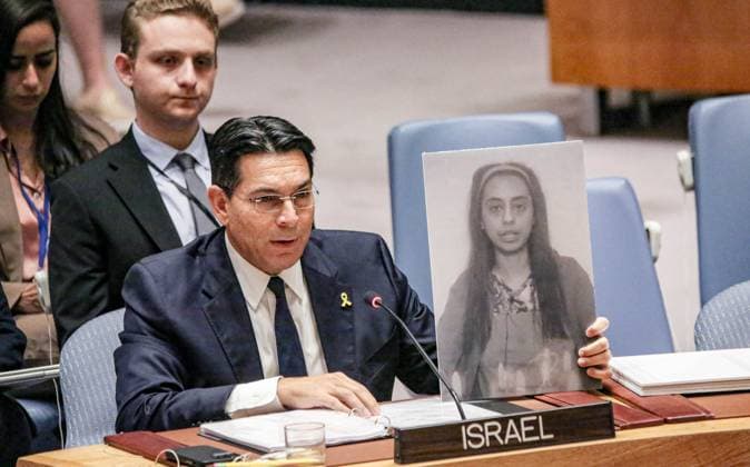 News Themen der Woche KW36 News Bilder des Tages September 4, 2024, New York, New York, USA: Permanent Ambassador of Israel to the UN, DANNY DANON speaks while holding a photo of one of the six hostages killed during a Security Council meeting on the situation in the Middle East, with a focus on the War in Gaza. .The war has reached another climax after 6 hostages were killed execution style last week by Hamas. New York USA - ZUMAo116 20240904_znp_o116_078 Copyright: xBiancaxOterox