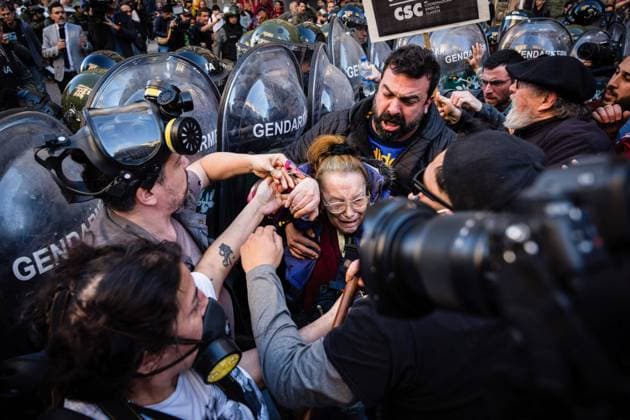 Bilder des Jahres 2024, News 09 September News Themen der Woche KW36 News Bilder des Tages Retirees protest against Milei s economic adjustment in Argentina - 04 Sept 2024 A group of protesters try to separate a woman from the police as they advance. Groups of retirees and pensioners protest outside the National Congress as they do every Wednesday, in rejection of the presidential veto to the pension reform and against Javier Milei s economic adjustment. The Police applied the anti-picketing protocol and repressed with tear gas the retirees who were demonstrating. Buenos Aires Argentina Copyright: xSantiagoxOrozx xSOPAxImagesx SOROZ_0022