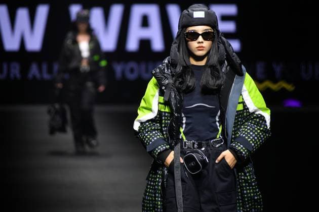 Entertainment Themen der Woche KW36 Entertainment Bilder des Tages BEIJING, CHINA - SEPTEMBER 05: A model walks the runway during the 33rd JEANSWEST fashion award on day three of China Fashion Week SS25 Collection at 79 Tank, 751DÂ·park on September 5, 2024 in Beijing, China.  Copyright: xVCGx 111516202532