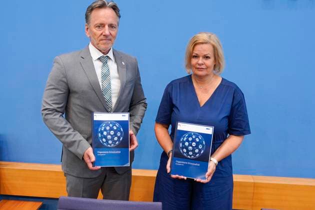 News Themen der Woche KW36 News Bilder des Tages Bundesinnenministerin, Nancy Faeser, Holger Münch, Präsident des Bundeskriminalamtes Bundeslagebild zur Organisierten Kriminalität 2023, Bundesinnenministerin Nancy Faeser, Holger Münch, Präsident des Bundeskriminalamtes (BKA) in der Bundespressekonferenz Berlin Berlin GER *** Federal Minister of the Interior, Nancy Faeser, Holger Münch, President of the Federal Criminal Police Office Federal Situation Report on Organized Crime 2023, Federal Minister of the Interior Nancy Faeser, Holger Münch, President of the Federal Criminal Police Office BKA at the Federal Press Conference Berlin Berlin GER