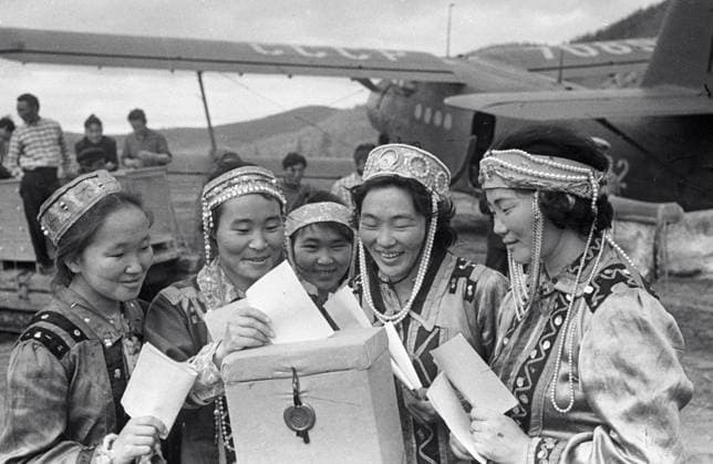 Archivbilder der Woche KW35 EVENKS GIRLS ELECTIONS BALLOT BOX BALLOT PAPERS AIRCRAFT 37000 12.06.1966 Girls from the Evenk state farm Kirovsky going to the polls to elect deputies to the U.S.S.R. Supreme Council. Yakovlev Sputnik Republic of Sakha (Yakutia) Russia  Copyright: xYakovlevx