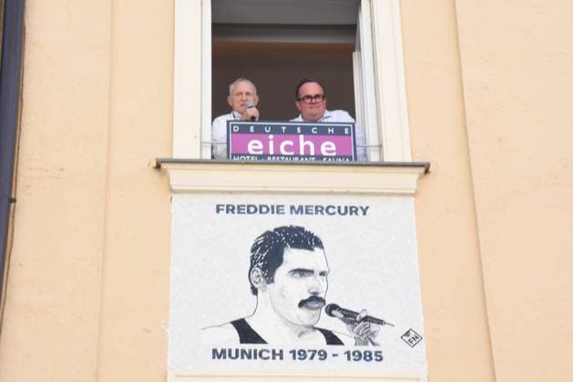 Bilder des Jahres 2024, Entertainment 09 September Entertainment Themen der Woche KW36 Entertainment Bilder des Tages Sepp Sattler Clemens Baumgaertner Wirtschaftsreferent Freddie Mercury Mosaik Muenchen 05.09 2024 Deutschen Eiche Hotel Reichenbachstrasse 13 Mosaik -Enthuellung des Denkmals fuer Freddie Mercury zum 78. Geburtstag -an der Fassade -Ehrung der heutigen Besitzer nun in Form eines Mosaiks ein Denkmal an der Hotelfassade setzen. Der Kuenstler Franco Notonica mit Herbi Hauke Rockmuseum und Nicola Bardola Buchautor Mercury in Muenchen Entstand, das Kunstwerk Muenchen *** Sepp Sattler Clemens Baumgaertner Head of Economic Affairs Freddie Mercury Mosaic Munich 05 09 2024 Deutsche Eiche Hotel Reichenbachstrasse 13 Mosaic Unveiling of the memorial for Freddie Mercury on his 78th birthday on the façade Honoring the current owners now in the form