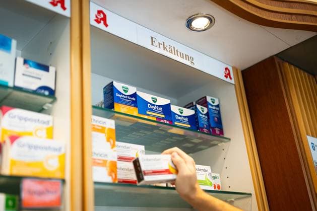 Melle, Deutschland 05. September 2024: Im Bild: In einem Regel einer Apotheke ist das Apothekenlogo und der Schriftzug Erkältung angebracht. Der Apotheker greift nach einem Mittel für die Erkältungszeit. Landkreis Osnabrück Niedersachsen *** Melle, Germany 05 September 2024 In the picture The pharmacy logo and the words Cold are displayed in a rule of a pharmacy The pharmacist reaches for a remedy for the cold season District of Osnabrück Lower Saxony Copyright: xFotostandx xGelhotx