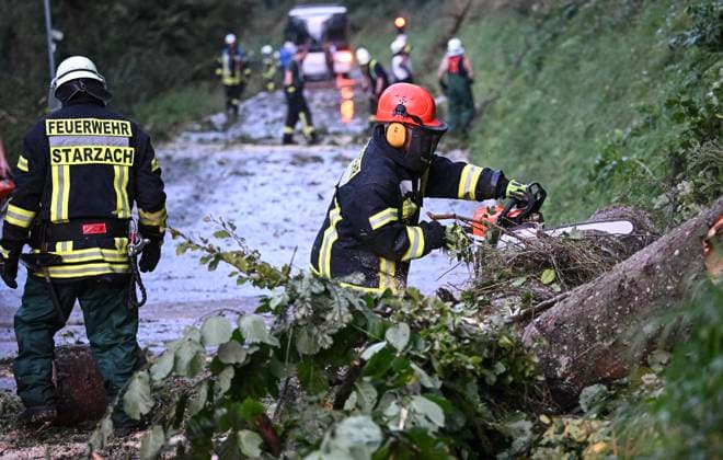 News Themen der Woche KW36 News Bilder des Tages Starzach - Wachendorf 05.09.2024 Strassensperrung aufgrund von umgefallenen Baeumen auf der L 392 zwischen Starzach - Wachendorf und Rottenburg - Frommenhausen. Die Feuerwehr Starzach raeumt die Strasse. *** Starzach Wachendorf 05 09 2024 Road closure due to fallen trees on the L 392 between Starzach Wachendorf and Rottenburg Frommenhausen The Starzach fire department is clearing the road mulmer