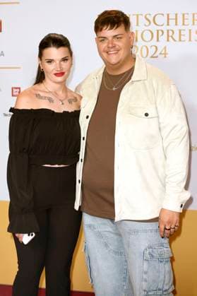 Isaak Guderian mit Ehefrau Loreen Guderian bei der Verleihung des 15. Deutschen Radiopreises 2024 im Musical Theater Neue Flora. Hamburg, 05.09.2024