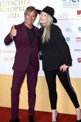 Steve Norman von Spandau Ballet und Sabrina Winter von Stereoblonde bei der Verleihung des 15. Deutschen Radiopreises 2024 im Musical Theater Neue Flora. Hamburg, 05.09.2024