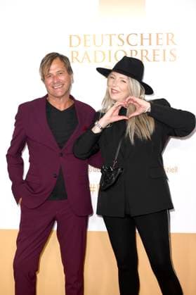 Steve Norman von Spandau Ballet und Sabrina Winter von Stereoblonde bei der Verleihung des 15. Deutschen Radiopreises 2024 im Musical Theater Neue Flora. Hamburg, 05.09.2024
