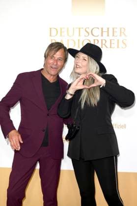 Steve Norman von Spandau Ballet und Sabrina Winter von Stereoblonde bei der Verleihung des 15. Deutschen Radiopreises 2024 im Musical Theater Neue Flora. Hamburg, 05.09.2024