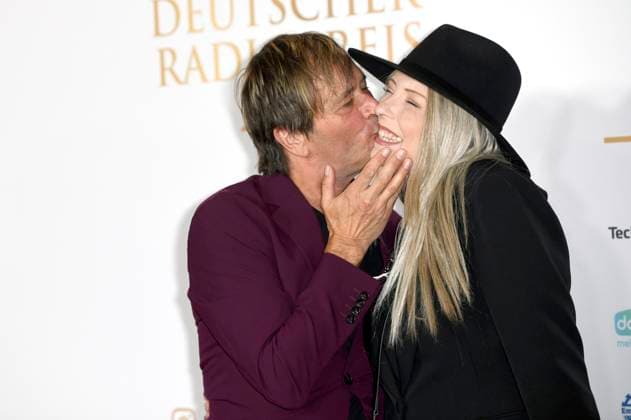Steve Norman von Spandau Ballet und Sabrina Winter von Stereoblonde bei der Verleihung des 15. Deutschen Radiopreises 2024 im Musical Theater Neue Flora. Hamburg, 05.09.2024