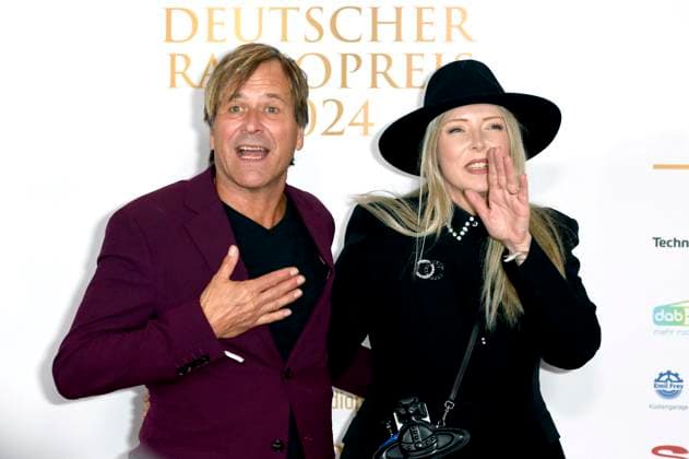 Steve Norman von Spandau Ballet und Sabrina Winter von Stereoblonde bei der Verleihung des 15. Deutschen Radiopreises 2024 im Musical Theater Neue Flora. Hamburg, 05.09.2024