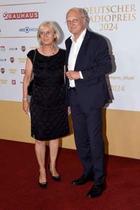 Joachim Knuth mit Ehefrau Ulrike Murmann bei der Verleihung des 15. Deutschen Radiopreises 2024 im Musical Theater Neue Flora. Hamburg, 05.09.2024