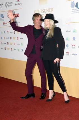 Steve Norman von Spandau Ballet und Sabrina Winter von Stereoblonde bei der Verleihung des 15. Deutschen Radiopreises 2024 im Musical Theater Neue Flora. Hamburg, 05.09.2024