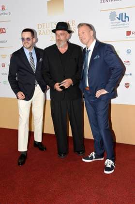 Marti Fischer, Torsten Sträter und Jens Herrmann bei der Verleihung des 15. Deutschen Radiopreises 2024 im Musical Theater Neue Flora. Hamburg, 05.09.2024