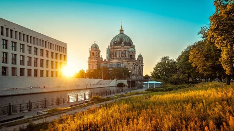 IMAGO Creative, Jahreszeit Herbst in der Stadt berlin the famous berlin cathedral during sunset Copyright: xZoonar.com FRANKxPETERSx 22066913