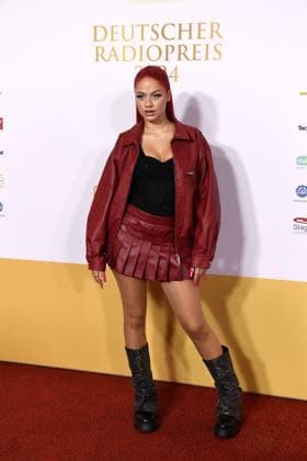 badmomzjay (bürgerlich Josy Napieray) bei der Verleihung des Deutschen Radiopreises am 05.09.2024 im Stage Theater Neue Flora in Hamburg