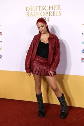 badmomzjay (bürgerlich Josy Napieray) bei der Verleihung des Deutschen Radiopreises am 05.09.2024 im Stage Theater Neue Flora in Hamburg