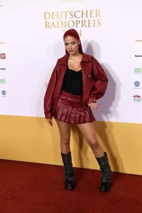 badmomzjay (bürgerlich Josy Napieray) bei der Verleihung des Deutschen Radiopreises am 05.09.2024 im Stage Theater Neue Flora in Hamburg