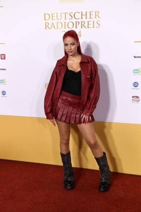 badmomzjay (bürgerlich Josy Napieray) bei der Verleihung des Deutschen Radiopreises am 05.09.2024 im Stage Theater Neue Flora in Hamburg