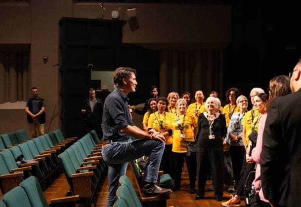 September 6, 2024, Toronto, On, Canada: Prime Minister Justin Trudeau speaks with Toronto International Film Festival staff and volunteers at the CBC building in Toronto on Friday, September 6, 2024. Toronto Canada  - ZUMAc35_ 20240906_zaf_c35_021 Copyright: xLauraxProctorx