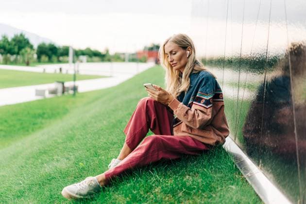 Creative Highlights Symbolbilder A blonde woman sitting on the lawn uses a mobile phone to communicate on the Internet. A blonde woman sitting on the lawn uses a mobile phone to communicate on the Internet. ,model released, Symbolfoto Copyright: xZoonar.com TITOVAxILONAx 22098252 ,model released, Symbolfoto ,property released