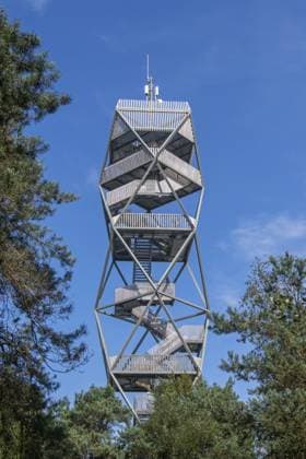 Creative Highlights World Feuerwachturm, Wachturm für Waldbrände im Grenspark Kalmthoutse Heide, Kalmthouter Heide, Naturschutzgebiet im Sommer, Flandern, Belgien, Europa Fire lookout tower, wildfire watchtower in the Grenspark Kalmthoutse Heide, Kalmthout Heath, nature reserve in summer, Flanders, Belgium, Europe Copyright: imageBROKER alimdix xArterrax xP ibltsm11347893.jpg