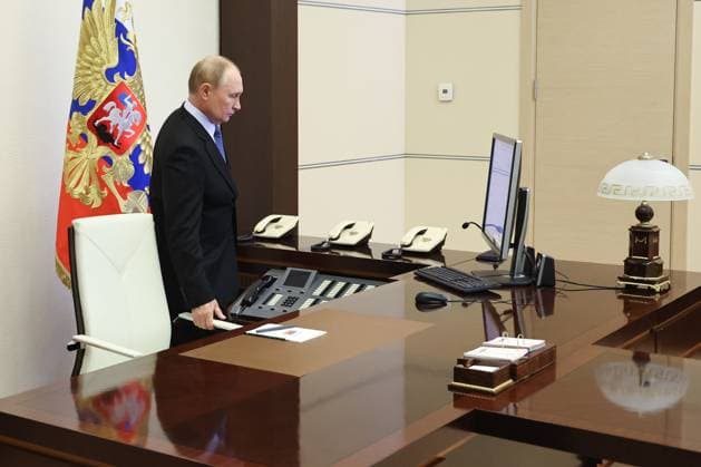 News Themen der Woche KW36 News Bilder des Tages RUSSIA, MOSCOW REGION - SEPTEMBER 6, 2024: Russia s President Vladimir Putin votes in the 2024 Moscow City Duma election at Novo-Ogaryovo residence on Russia s 2024 Single Voting Day. A by-election to the Russian State Duma, gubernatorial and parliamentary elections in 25 and 13 constituent entities of Russia respectively, as well as various municipal elections, are held as part of the 2024 Single Voting Day held on September 6, 7 and 8. Alexander Kazakov Russian Presidential Press and Information Office TASS  73763015