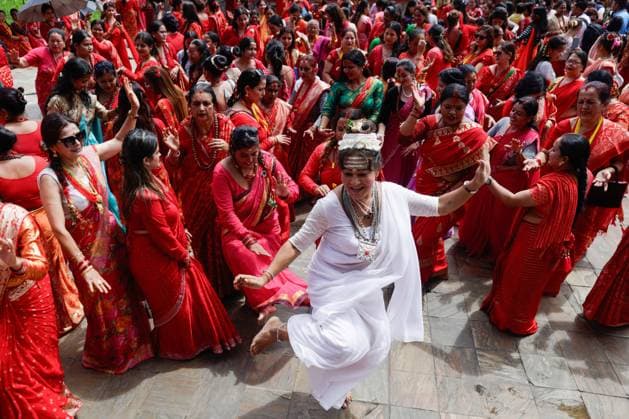 Bilder des Jahres 2024, News 09 September News Themen der Woche KW36 September 5, 2024, Kathmandu, Nepal: Women dance during the Teej festival at Pashupatinath Temple in Kathmandu. The festival sees married women fasting and worshiping Lord Shiva for the health and happiness of their husbands, while unmarried women pray for a good husband. The occasion is marked by fasting, singing, and dancing as part of the celebration. Kathmandu Nepal - ZUMAs197 20240905_aaa_s197_475 Copyright: xTejasxSandhux