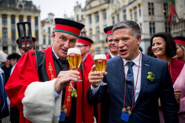 News Themen der Woche KW36 News Bilder des Tages Belgien, Bier Festival in Brüssel FOCUS COVERAGE REQUESTED TO BELGA Alain De Laet and Anheuser-Busch InBev CEO Michel Doukeris pictured during the opening of the Belgian Beer Weekend 2024 beer festival at the Grote Markt - Grand-Place square in the city center of Brussels on Friday 06 September 2024.  JASPERxJACOBS 100053902