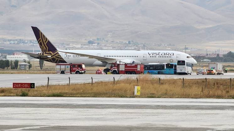 News Themen der Woche KW36 News Bilder des Tages Türkei, Flugzeug auf dem Weg von Deutschland nach Indien in Erzurum notgelandet A passenger plane from India to Germany made an emergency landing at Erzurum Airport due to a bomb threat, in Erzurum, Turkiye, on 4 September 2024. ( Copyright: DepoxPhotos 18437531