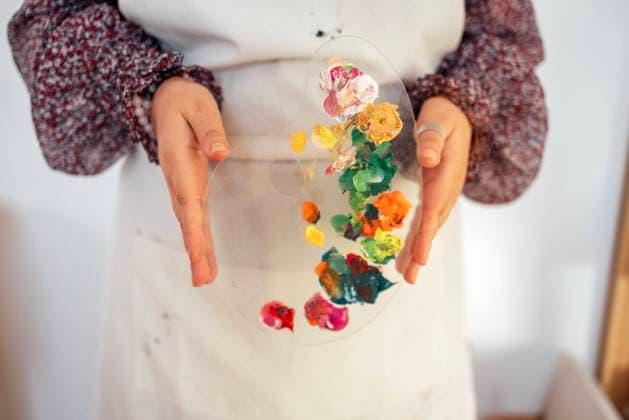Creative Highlights Symbolbilder Close-up of well-groomed female hands holding plastic palette with mixed colors Close-up of well-groomed female hands holding plastic palette with mixed colors. Young woman in casual clothes and apron in art studio. Girl at painting workshop. Creative activity or hobby ,model released, Symbolfoto Copyright: xZoonar.com DashaxPetrenkox 22120236 ,model released, Symbolfoto ,property released