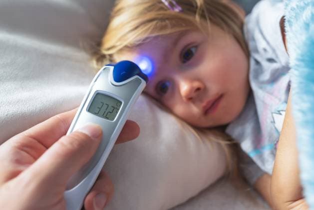 Mutter mißt die Temperatur ihres Kindes mit einem Infrarot Thermometer zu Hause, niedriggradiges Fieber Mutter hält digitales Infrarot Thermometer in der Hand Mother takes temperature for her child with infrared thermometer at home, low-grade fever Mother hand holding digital infrared thermometer Copyright: imageBROKER PrzemyslawxIciak ibxiqx09674008.jpg ,model released, Symbolfoto ,property released