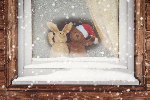 Zwei niedliche Spielzeugfreunde begrüßen den verschneiten Weihnachtsabend und beobachten den Schneefall durch das gefrorene Fenster Two cute toy friends welcome snowy Christmas eve watching the snowfall through the frozen window Copyright: imageBROKER NadezhdaxSoboleva ibxiqx09677334.jpg