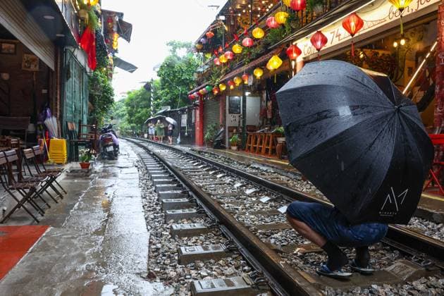 News Themen der Woche KW36 News Bilder des Tages VIETNAM, HANOI - SEPTEMBER 7, 2024: Rain lashes Train Street as the city braces for Typhoon Yagi, which is described as one of the most powerful in the region over the past decade. Sergei Bulkin TASS  73781982
