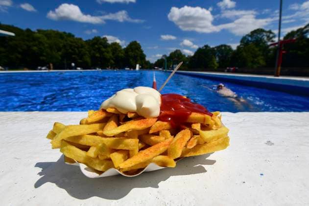 Pommes Frites sind frittierte Stäbchen aus Kartoffeln. Ursprünglich in Belgien verbreitet, gibt es sie heute weltweit als Beilage und Imbiss. Im Bild eine Portion Pommes mit Ketchup und Mayonnaise als Snack in einer Einweg-Pappschale mit Pieker an einem Badetag im Annabad. (Symbolfoto, Themenfoto) Hanover, 06.09.2024 *** French fries are deep-fried sticks made from potatoes Originally common in Belgium, they are now available worldwide as a side dish and snack The picture shows a portion of French fries with ketchup and mayonnaise as a snack in a disposable paper bowl with a pecker on a bathing day at Annabad Symbol photo, theme photo Hanover, 06 09 2024 Foto:xN.xHeuselx xFuturexImagex pommes_4903