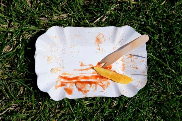 Pommes Frites sind frittierte Stäbchen aus Kartoffeln. Ursprünglich in Belgien verbreitet, gibt es sie heute weltweit als Beilage und Imbiss. Im Bild eine leergegessene Pommes-Einweg-Pappschale mit Pieker an einem Badetag im Annabad. (Symbolfoto, Themenfoto) Hanover, 06.09.2024 *** French fries are deep-fried sticks made from potatoes Originally common in Belgium, they are now available worldwide as a side dish and snack The picture shows an empty, eaten French fries disposable cardboard bowl with a pecker on a bathing day at Annabad Symbol photo, theme photo Hanover, 06 09 2024 Foto:xN.xHeuselx xFuturexImagex pommes_4905