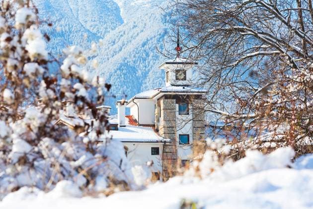 Holzchalet mit Turm und Schneebergpanorama im bulgarischen Skigebiet Bansko, Bulgarien, Europa Wooden chalet with tower and snow mountains panorama in bulgarian ski resort Bansko, Bulgaria, Europe Copyright: imageBROKER Nataliya_Nazarova{} ibxiqx09687693.jpg