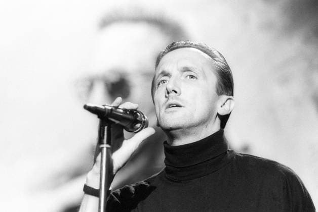 Archivbilder der Woche KW35 Marius Müller-Westernhagen (Sänger) 01 88 rag Marius Müller-Westerhagen während eines Auftritts bei Na siehste! (ZDF) im Januar 1988 TV Fernsehen Fernsehsendung Show Talkshow Musiksendung Musikshow Show Deutschland deutsch deutscher Mann Musik Gesang Musiker Pop Rock Rockmusik Popmusik Schauspieler Schauspiel german singer actor quer halb Porträt singend Mikrofon Auftritt sw *** Marius Müller Westernhagen singer 01 88 rag Marius Müller Westerhagen during an appearance on Na siehste ZDF in January 1988 TV television television program show talk show music show music show show Germany german german man music singing musician pop rock rock music pop music actor actor german singer actor cross half portrait singing microphone ap