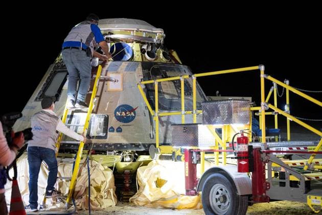 Bilder des Jahres 2024, News 09 September News Themen der Woche KW36 September 6, 2024, White Sands, Nm, United States of America: Boeing and NASA recovery teams work around the NASA Boeing Crew Flight Test Starliner spacecraft after it landed without crew at White Sands Missile Range Space Harbor, September 6, 2024 in New Mexico. The Starliner returned to earth without astronauts Butch Wilmore and Suni Williams who will remain on the International Space Station due to safety issues with the spaceship. White Sands United States of America - ZUMAp138 20240906_zaa_p138_010 Copyright: xAubreyxGemignani Nasax