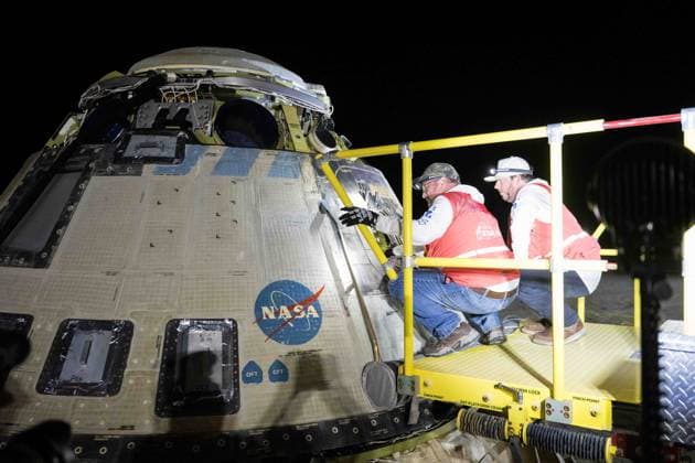 September 6, 2024, White Sands, Nm, United States of America: Boeing and NASA recovery teams work around the NASA Boeing Crew Flight Test Starliner spacecraft after it landed without crew at White Sands Missile Range Space Harbor, September 6, 2024 in New Mexico. The Starliner returned to earth without astronauts Butch Wilmore and Suni Williams who will remain on the International Space Station due to safety issues with the spaceship. White Sands United States of America - ZUMAp138 20240906_zaa_p138_016 Copyright: xAubreyxGemignani Nasax